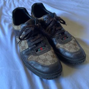 Gucci men’s signature monogram sneakers low top.
